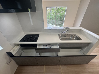 【キッチン】 | 南城市玉城糸数4期（全2棟） | 2号棟　収納充実システムキッチン♪