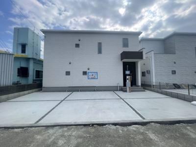 【外観】 | 南城市玉城糸数4期（全2棟） | 2号棟　並列駐車3台完備♪