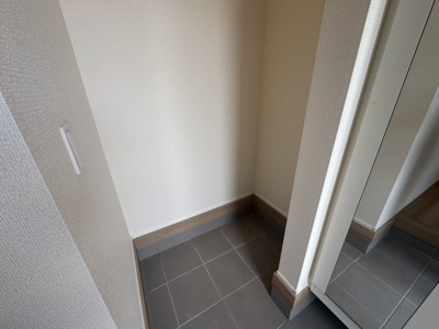 【玄関】 | 南城市玉城糸数4期（全2棟） | 2号棟　シューズクローク付き♪