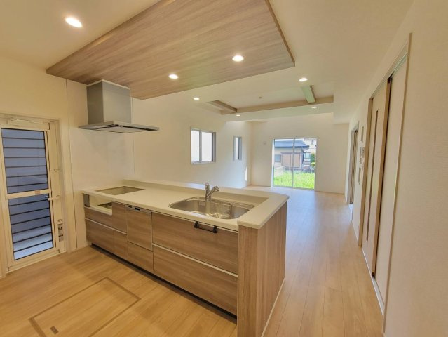 【ブルーミングガーデン】宇都宮市鶴田町 第5 全6棟の居間・リビング|〇3号棟　LDK18帖〇
光が隅々まで届く開放的なリビング♪
お子様の遊び場やワークスペースを設けても圧迫感がなく、多目的に使える贅沢なゆとりを叶えました☆
※2026年6月撮影