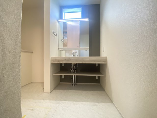 【ブルーミングガーデン】宇都宮市鶴田町 第5 全6棟の洗面所|〇3号棟　洗面化粧台〇
洗練されたデザイン+生活感を保ちやすいフルフラットカウンターを採用した洗面化粧台！
三面鏡の裏はたっぷり収納ですので、洗面周りはいつもスッキリ！
※2026年6月撮影