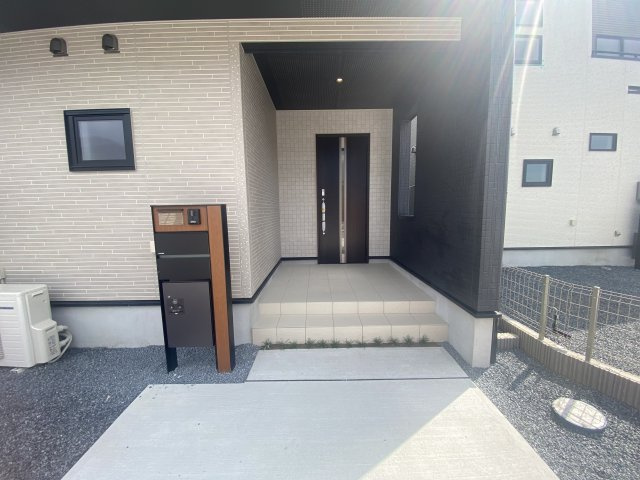 【ブルーミングガーデン】宇都宮市鶴田町 第5 全6棟の玄関|〇3号棟　玄関ポーチ〇
モニター付きインターホンで不審者の侵入や空き巣を抑止！
さらに宅配ボックスがあれば、対面せず荷物を受け取れるため、お子様の留守番時など防犯面で安心です♪
※2026年6月撮影