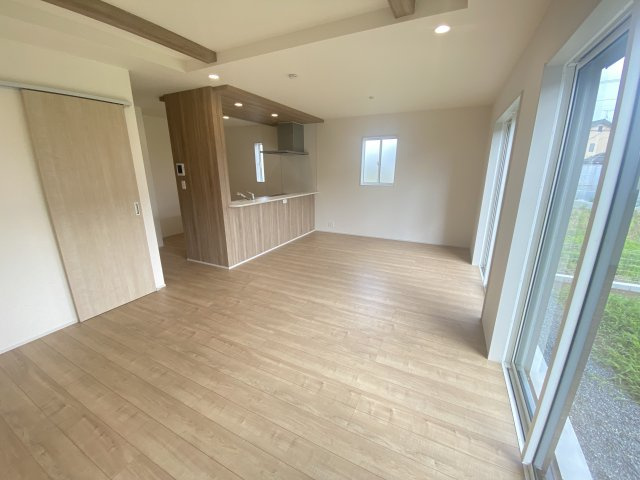 【ブルーミングガーデン】宇都宮市鶴田町 第5 全6棟の玄関|〇3号棟〇
エントランスからはキッチン＆階段とリビングの2方向へアクセス出来ます！
※2026年6月撮影