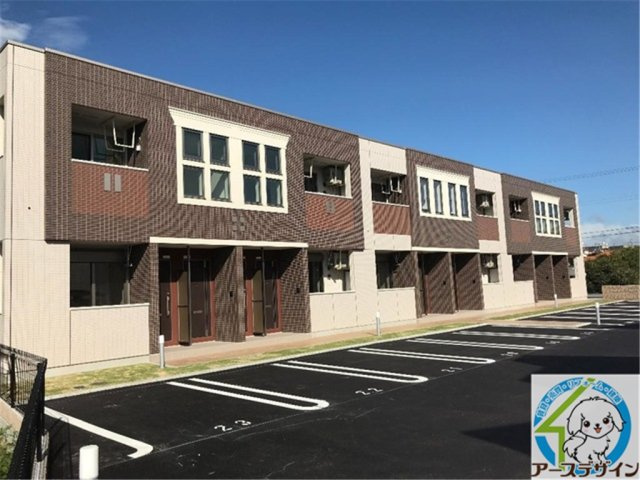 シャインダースの駐車場