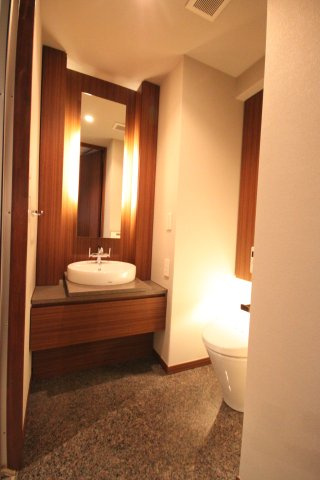 独立洗面台とトイレです！