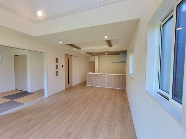 【ブルーミングガーデン】宇都宮市鶴田町 第5 全6棟の居間・リビング|〇4号棟・18帖リビング〇
家族が自然と集まり、それぞれが思い思いの時間を過ごせる開放感あふれる設計です。
贅沢なゆとりが、日々の暮らしを彩ります♪
※2026年6月撮影