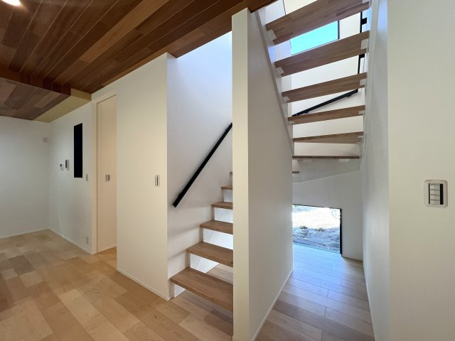 なんということでしよう...建売でこの仕様。超最強・超最強・超最強なんです【保土ヶ谷区坂本町新築戸建】の内装|明るい室内です