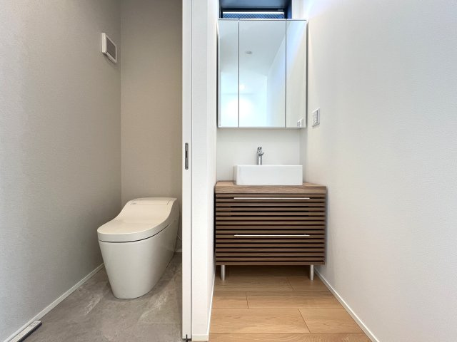 なんということでしよう...建売でこの仕様。超最強・超最強・超最強なんです【保土ヶ谷区坂本町新築戸建】のトイレ|落ち着いた色調のトイレです