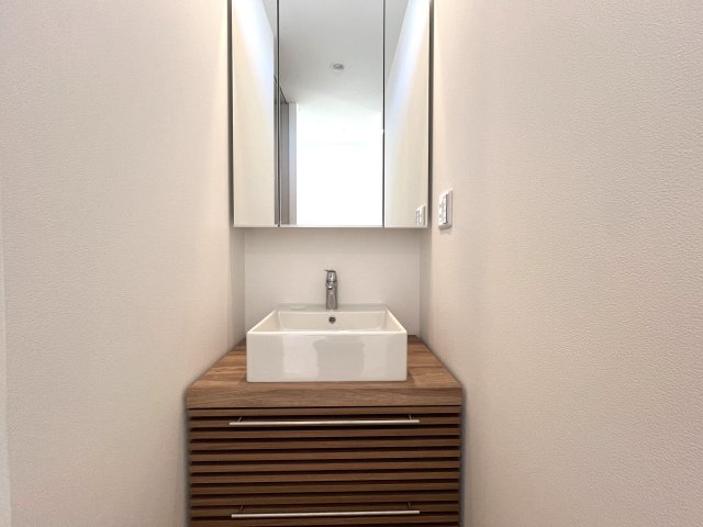 なんということでしよう...建売でこの仕様。超最強・超最強・超最強なんです【保土ヶ谷区坂本町新築戸建】の独立洗面台|独立洗面台、小物を置くことができて便利です