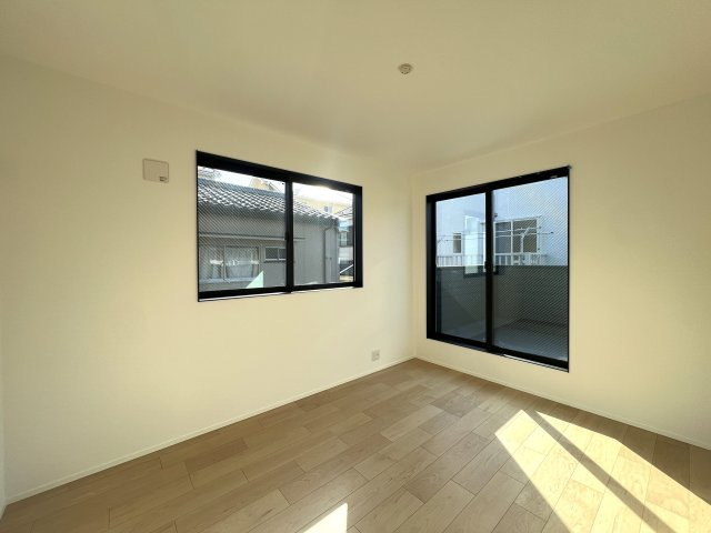 なんということでしよう...建売でこの仕様。超最強・超最強・超最強なんです【保土ヶ谷区坂本町新築戸建】の洋室|落ち着いた色調の洋室です