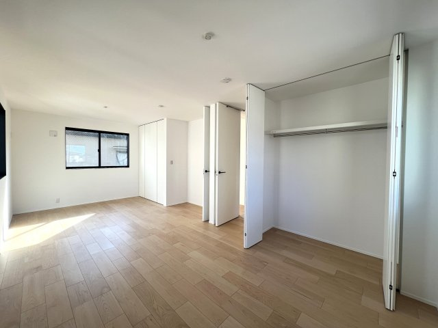 なんということでしよう...建売でこの仕様。超最強・超最強・超最強なんです【保土ヶ谷区坂本町新築戸建】の洋室|使い勝手のいい洋室です