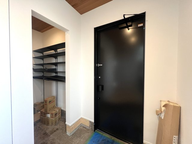 なんということでしよう...建売でこの仕様。超最強・超最強・超最強なんです【保土ヶ谷区坂本町新築戸建】の玄関|明るい玄関です