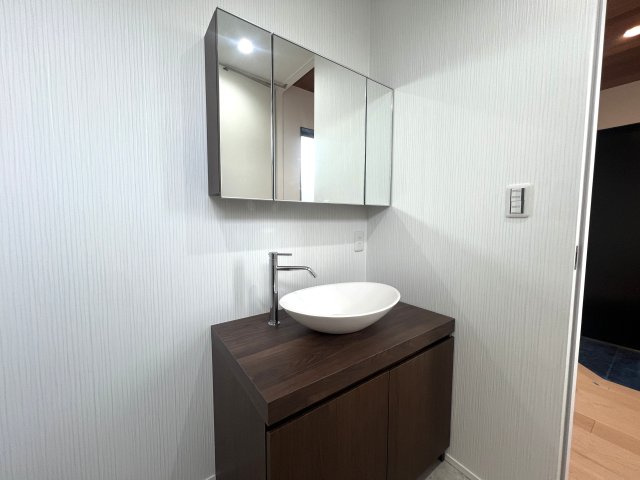 なんということでしよう...建売でこの仕様。超最強・超最強・超最強なんです【保土ヶ谷区坂本町新築戸建】の独立洗面台|使いやすい独立洗面台です