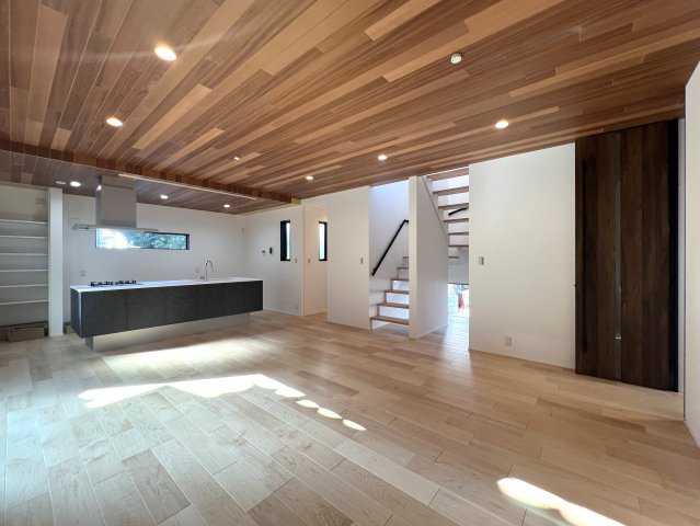 なんということでしよう...建売でこの仕様。超最強・超最強・超最強なんです【保土ヶ谷区坂本町新築戸建】の居間・リビング|居間です