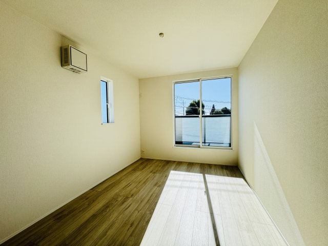 柏市酒井根５丁目新築戸建【酒井根小学校：10分】の寝室|6.5帖寝室・南側バルコニー前の明るいお部屋です♪