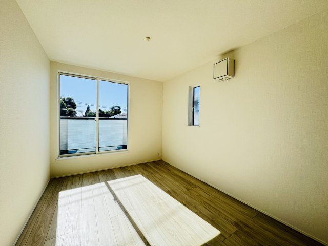 柏市酒井根５丁目新築戸建【酒井根小学校：10分】の子供部屋|6.5帖洋室・南側バルコニー前の明るいお部屋です♪