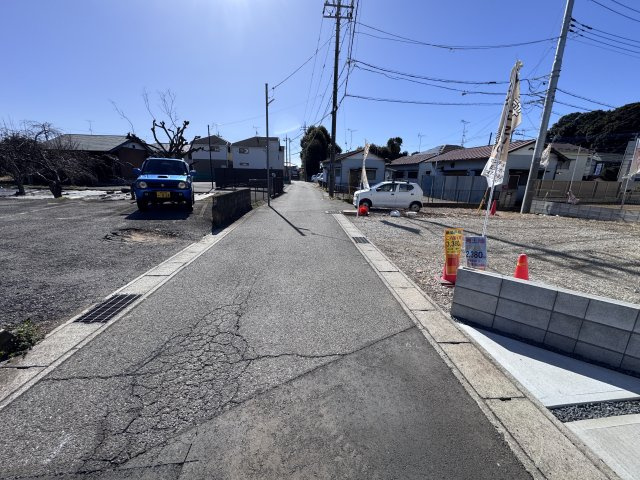 柏市酒井根５丁目新築戸建【酒井根小学校：10分】の前面道路含む現地写真|東側前面道路