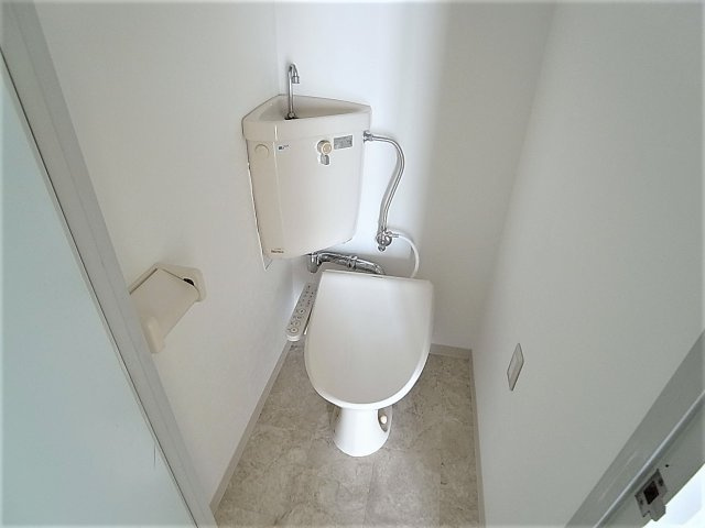 BLANCUBE神戸北のトイレ|ウォシュレット、窓も完備