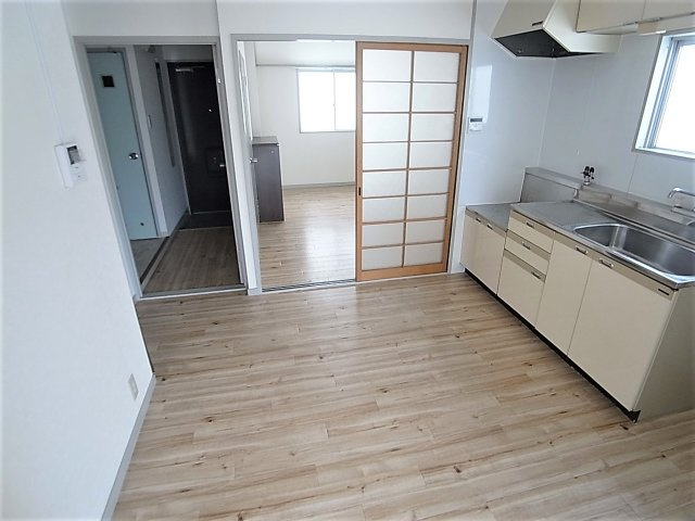 BLANCUBE神戸北の居間・リビング|窓が多く風通しも良好です