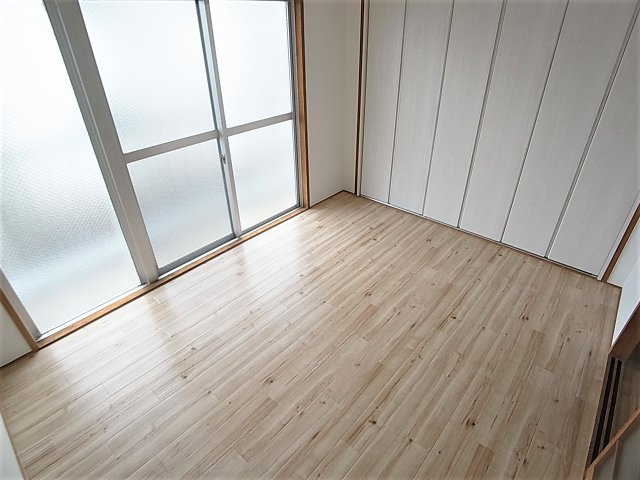 BLANCUBE神戸北の洋室|バルコニーに面した明るい洋室