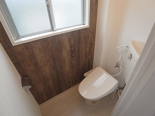 BLANCUBE神戸北のトイレ|温水洗浄便座付きのトイレ、窓も完備