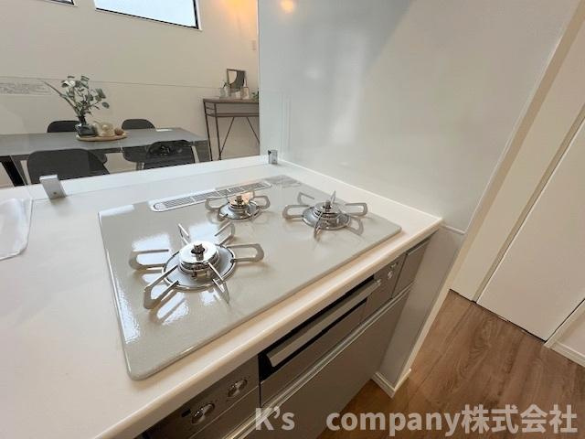 ■座間市南栗原3丁目　新築戸建のキッチン|人造大理石の作業台と馴染みの良いスタイリッシュなフレーのガスコンロ♪