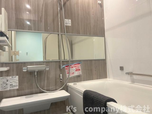 ■座間市南栗原3丁目　新築戸建の浴室|落ち着いた茶色のアクセントパネルを採用した浴室は、ぬくもりを感じる癒しの空間で一日の疲れをゆったりと癒してくれます☆