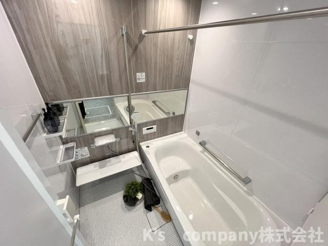 ■座間市南栗原3丁目　新築戸建の浴室|落ち着いた茶色のアクセントパネルを採用した浴室は、ぬくもりを感じる癒しの空間で一日の疲れをゆったりと癒してくれます☆