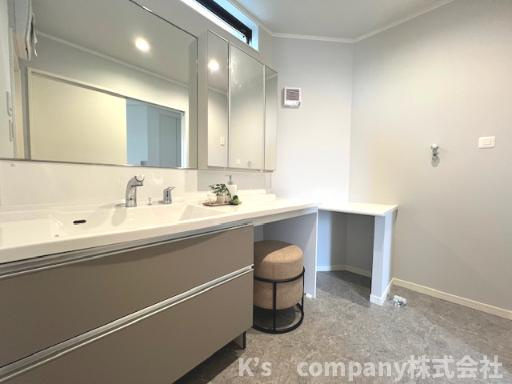 ■座間市南栗原3丁目　新築戸建の独立洗面台|朝の忙しい時間帯に、ご家族がストレスなくご準備いただけるゆとりのある空間です◇