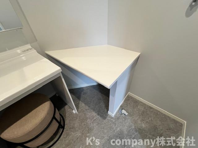 ■座間市南栗原3丁目　新築戸建のその他|洗濯機置場の隣には、家事の作業がはかどるフリースペース付き☆