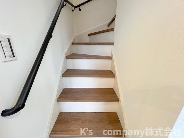■座間市南栗原3丁目　新築戸建の内装|手すり付きの階段☆小さいお子様やご年配の方にも安心な仕様です◇