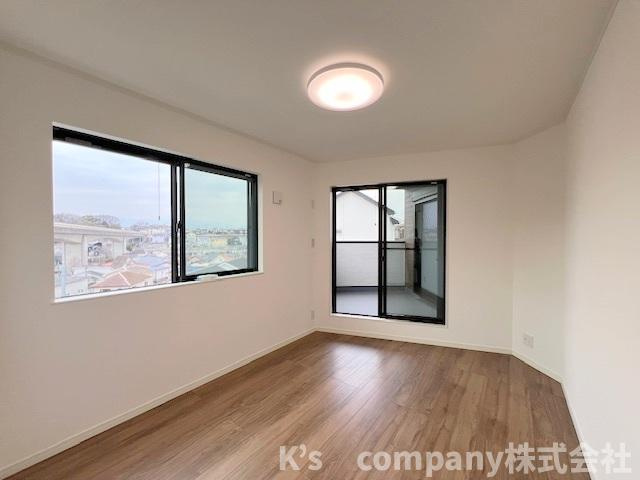 ■座間市南栗原3丁目　新築戸建の洋室|洋室6.1帖◇2面採光の明るいお部屋☆お子様のお部屋におすすめです♪