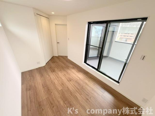 ■座間市南栗原3丁目　新築戸建の洋室|洋室6.1帖◇インナーバルコニーに出入りができるお部屋◇お子様のお部屋や趣味のお部屋などにおすすめです♪