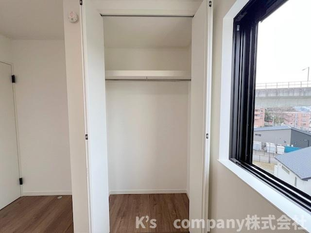 ■座間市南栗原3丁目　新築戸建の収納|洋室6.1帖の収納スペース◇