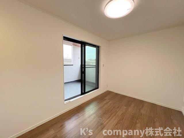 ■座間市南栗原3丁目　新築戸建の子供部屋|洋室6.1帖◇インナーバルコニーに出入りができるお部屋◇お子様のお部屋や趣味のお部屋などにおすすめです♪