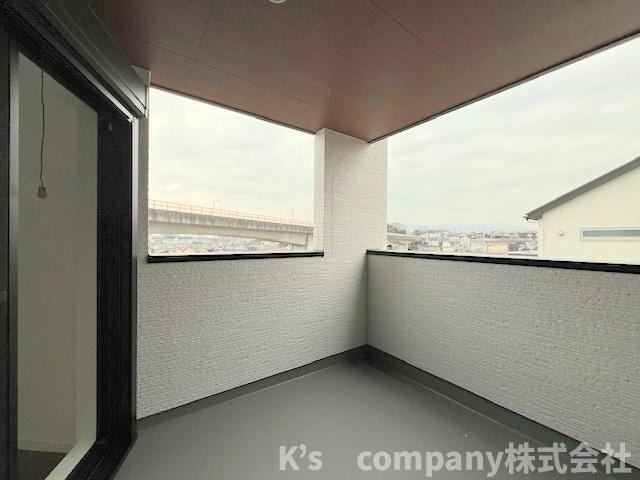 ■座間市南栗原3丁目　新築戸建のバルコニー|2階の居室から出入りのできるインナーバルコニー☆天候に左右されにくく、急な雨でもお洗濯物が濡れにくく毎日の家事を快適にサポートします◇