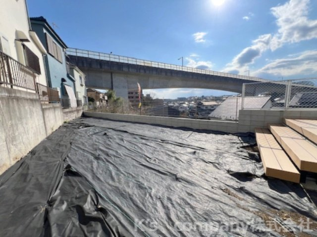 ■座間市南栗原3丁目　新築戸建の庭|南側に広々としたお庭☆愛犬がのびのび遊べるドッグランや家庭菜園、事業を営む方には資材置き場としても活用可能です。暮らしや仕事の幅を広げるゆとりのあるスペースです◇