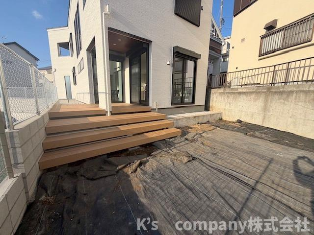 ■座間市南栗原3丁目　新築戸建の庭|南東側にある広々としたお庭へはリビングのウッドデッキからと、駐車場から直接お庭へのゆったりとした通路もあり、お庭の使い方も自由自在です♪