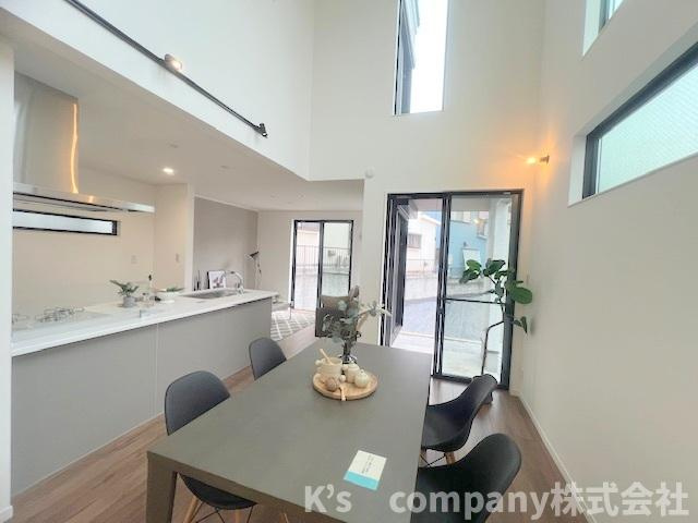 ■座間市南栗原3丁目　新築戸建の居間・リビング|リビングは上部吹き抜けの開放感のある広さ20帖♪