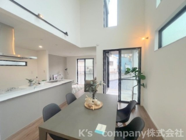 ■座間市南栗原3丁目　新築戸建の居間・リビング|リビングは上部吹き抜けの開放感のある広さ20帖♪