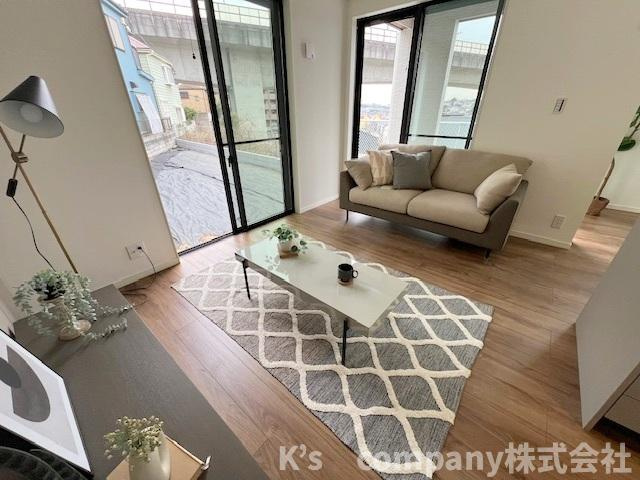 ■座間市南栗原3丁目　新築戸建の居間・リビング|大きな窓からお庭を眺めながら、ゆったりくつろげる心安らぐリビング空間です◇