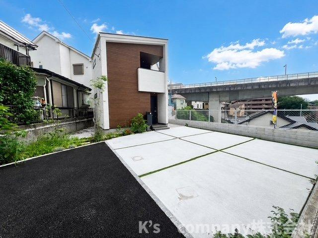 ■座間市南栗原3丁目　新築戸建の駐車場|外観写真☆駐車スペースもゆったり3台以上可能です　※CGにて青空加工を施しています