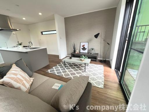 ■座間市南栗原3丁目　新築戸建の居間・リビング|リビング・ダイニング・キッチンが一体となった間取りは、自然とご家族の距離が近くに感じられる空間です◇