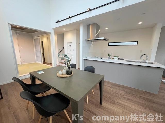■座間市南栗原3丁目　新築戸建のダイニング|ゆとりのある広さのダイニングスペース◇ご家族でのお食事はもちろん、来客時にもゆったりと過ごせる開放的な空間です◇
