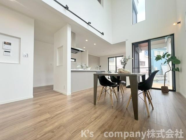 ■座間市南栗原3丁目　新築戸建の居間・リビング|ゆとりのある広さのダイニングスペース◇ご家族でのお食事はもちろん、来客時にもゆったりと過ごせる開放的な空間です◇