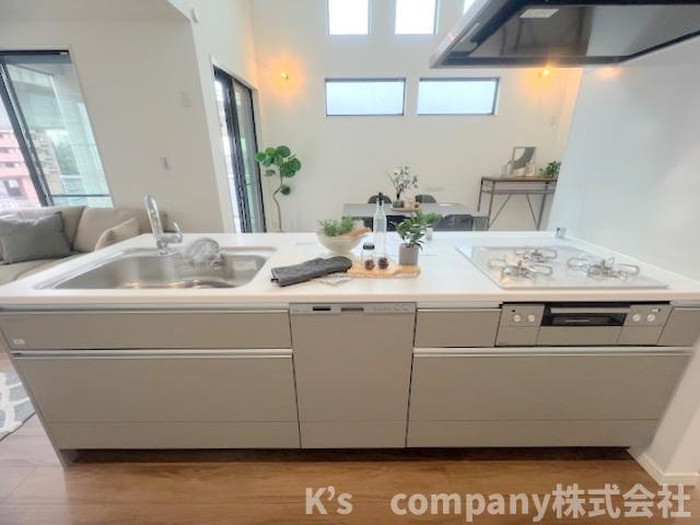 ■座間市南栗原3丁目　新築戸建のキッチン|落ち着いたグレーカラーが上品な印象☆リビングとダイニングを見渡せる開放的な設計で、ご家族との会話を楽しみながらお料理ができます。