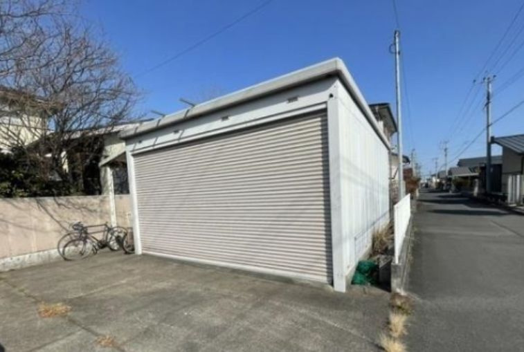 都城市都原町の中古一戸建の駐車場|シャッター付きガレージ