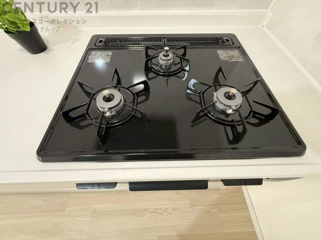多数の調理器具を同時に使用でき、料理の効率化が可能。省エネで節約になり、様々な料理スタイルに適応できます。また、火力調整が独立しており、手入れや掃除もしやすく、今よりもっとお料理が楽しくなるかも。