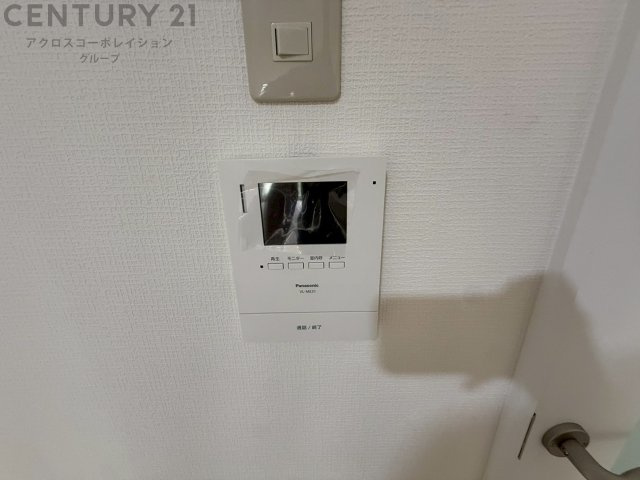 訪問者が来たときにテレビ画面で確認できるため、安心してドアを開けられます。録画機能があるものもあり、留守中に来訪者を記録しておくことができます。利便性が高く、セキュリティ面でも安心です。