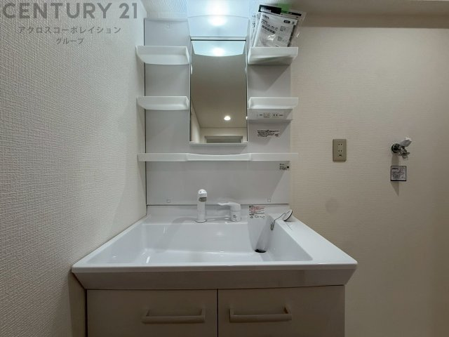 化粧品や洗顔料、歯ブラシなどの必需品をまとめて置ける収納スペースがあり、使用するたびに取り出す手間が省けます。また、水回りのため、濡れても大丈夫な素材が使用されており、お手入れが簡単です。